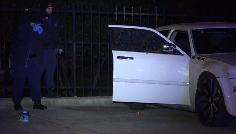Fotógrafo de la policía de Dallas toma fotos de un carro dañado por disparos el martes por...