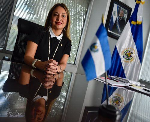 Verónica Pichinte, cónsul de El Salvador en Dallas en su oficina del consulado. BEN...