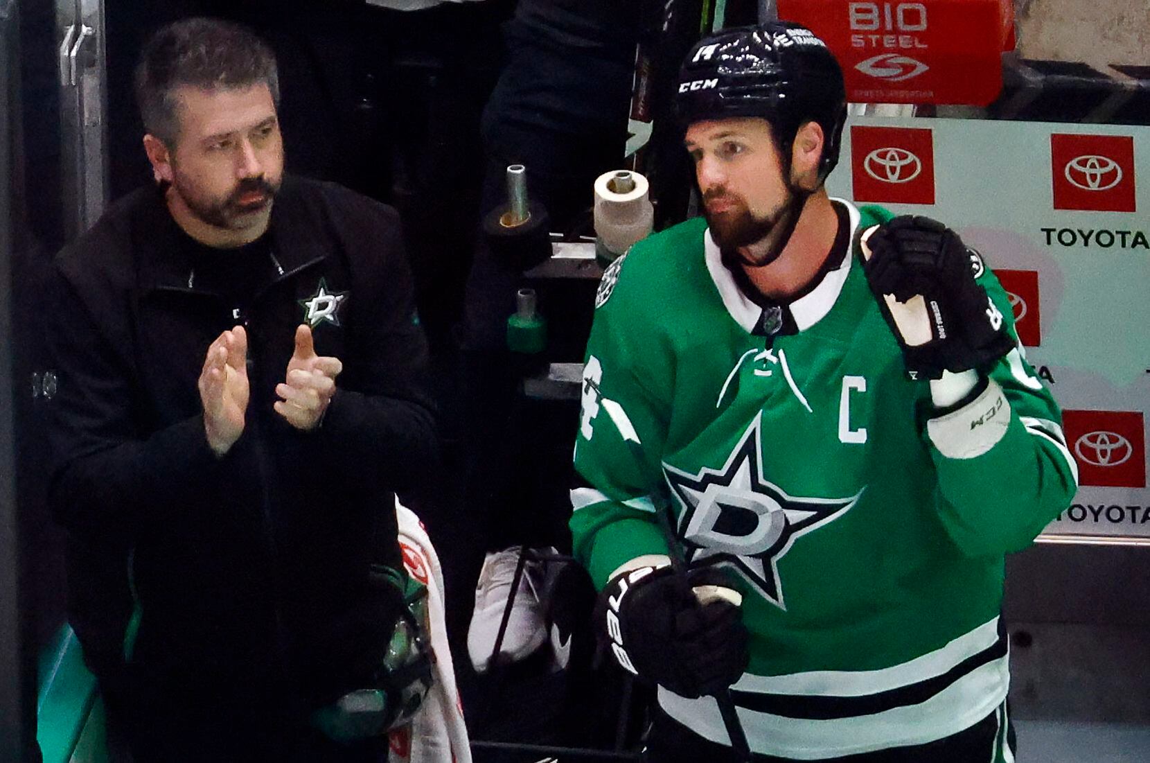 Dallas Stars left wing Jamie Benn (14) stands and waves after being recognized for his...