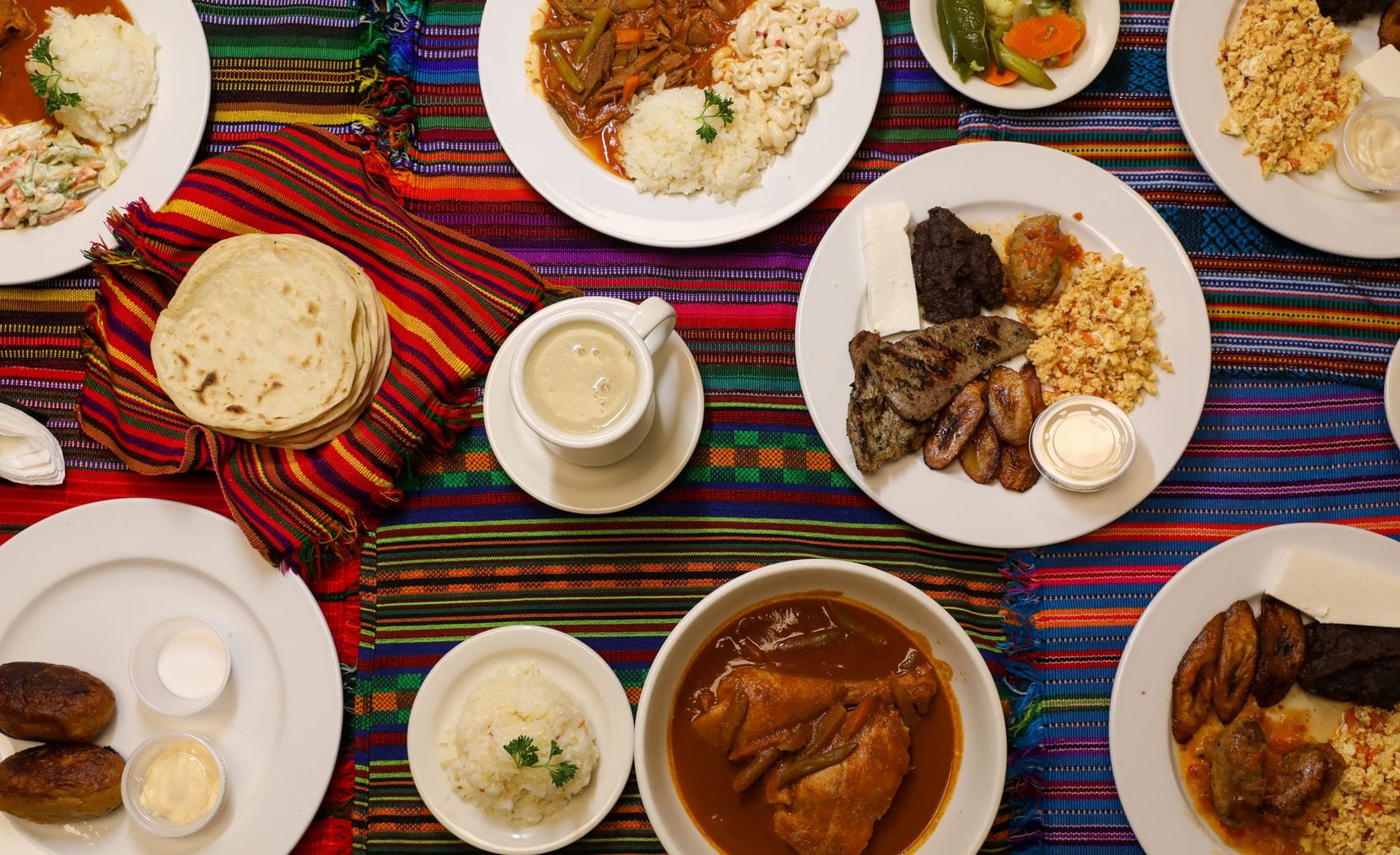 Una variedad de elementos del menú del restaurante guatemalteco Isabel's incluyen adobo...