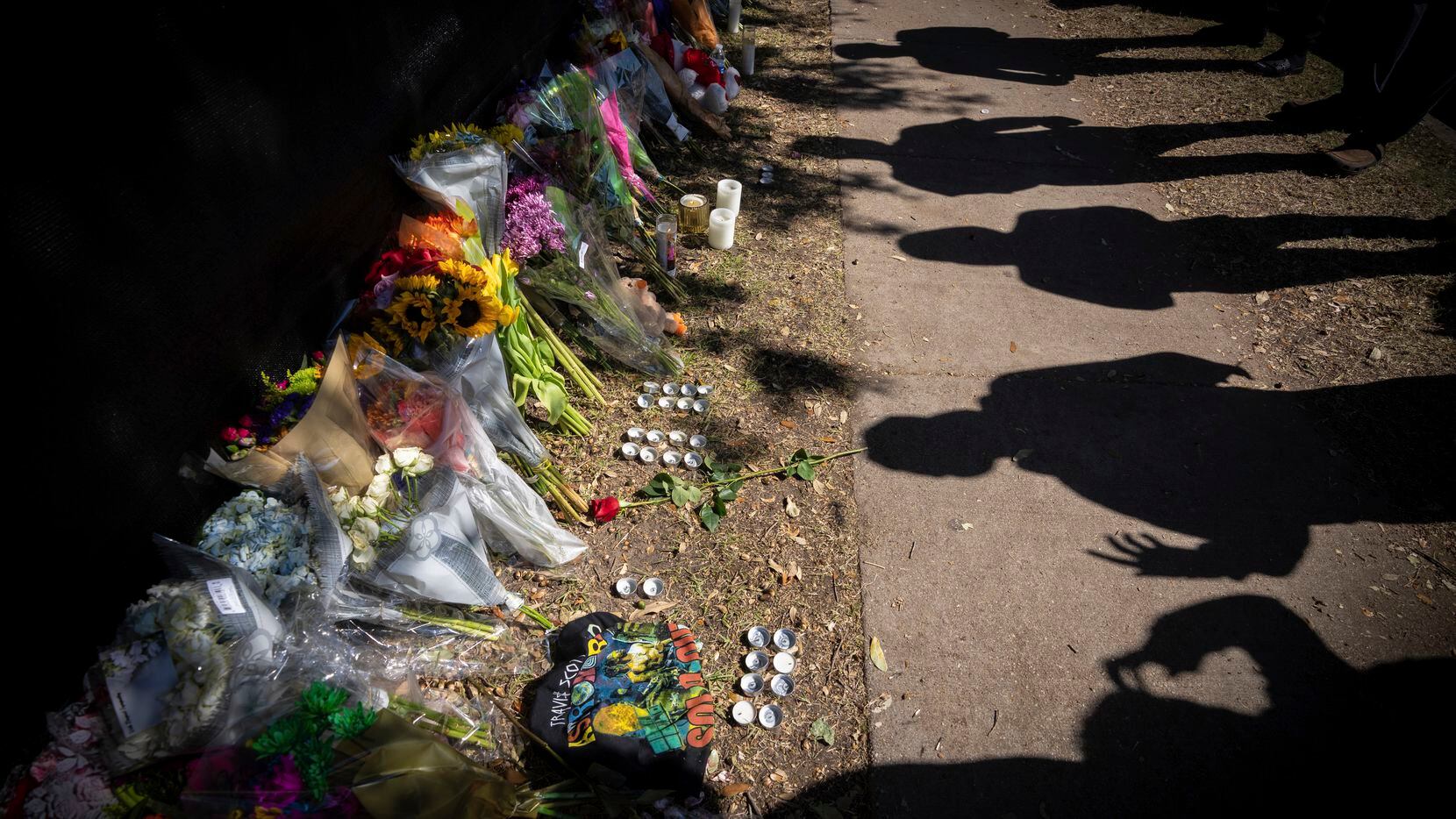 Visitantes dejan flores en un altar improvisado para recordar a las víctimas de la tragedia...