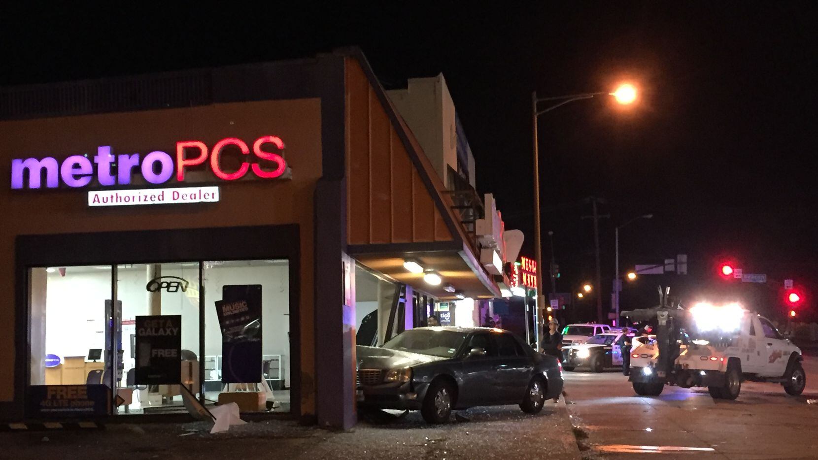 Car hits wall of 7-Eleven then crashes into MetroPCS store in Old East  Dallas