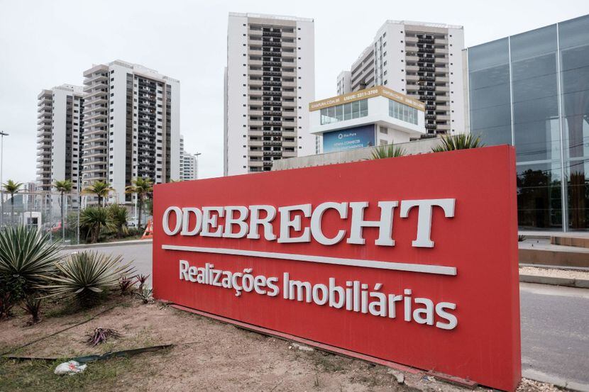 El logotipo de la constructora brasileña Odebrecht aparece en la Villa Olímpica y...