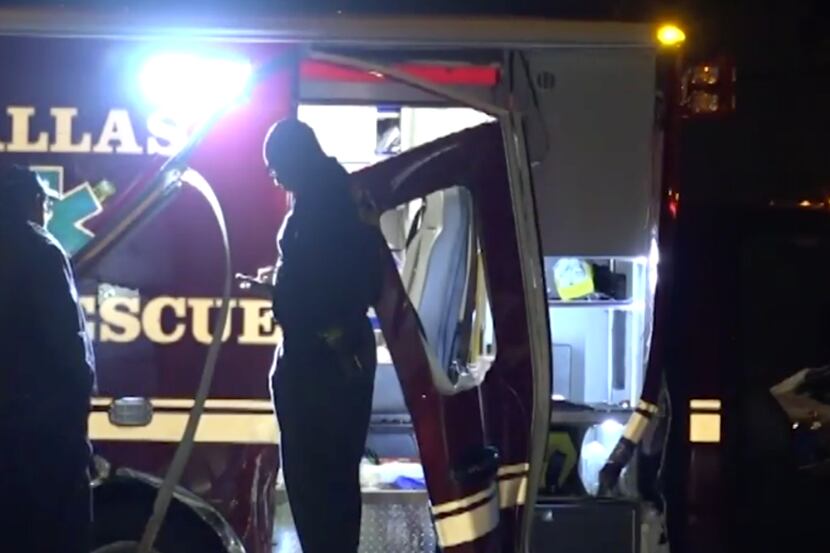 Una ambulancia de los bomberos fue impactada por un Chevrolet Trailblazer cuyo conductor fugó.
