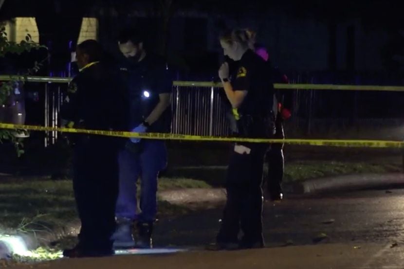 Oficiales de la policía de Dallas investigan la muerte de Alfredo Navarrete, de 18 años, en...