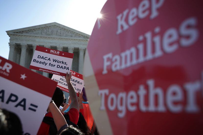 Activistas pro inmigración protestan frente a la Corte Suprema para preservar el programa de...