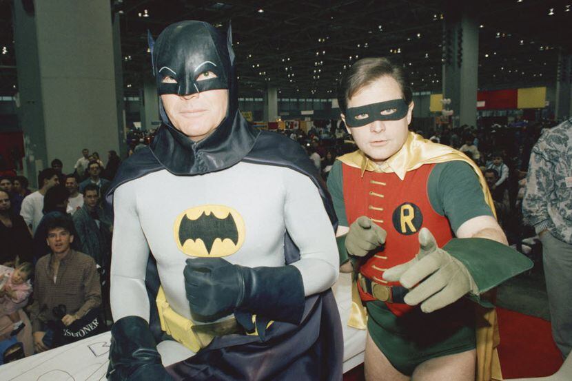 Los actores Adam West, (izquierda), y Burt Ward vestidos como sus personajes “Batman” y...