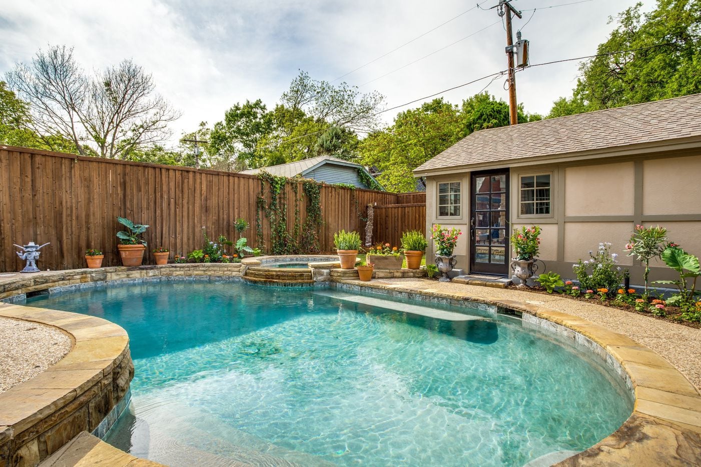 The pool and back patio area at 6521 Lakeshore Drive in Dallas.