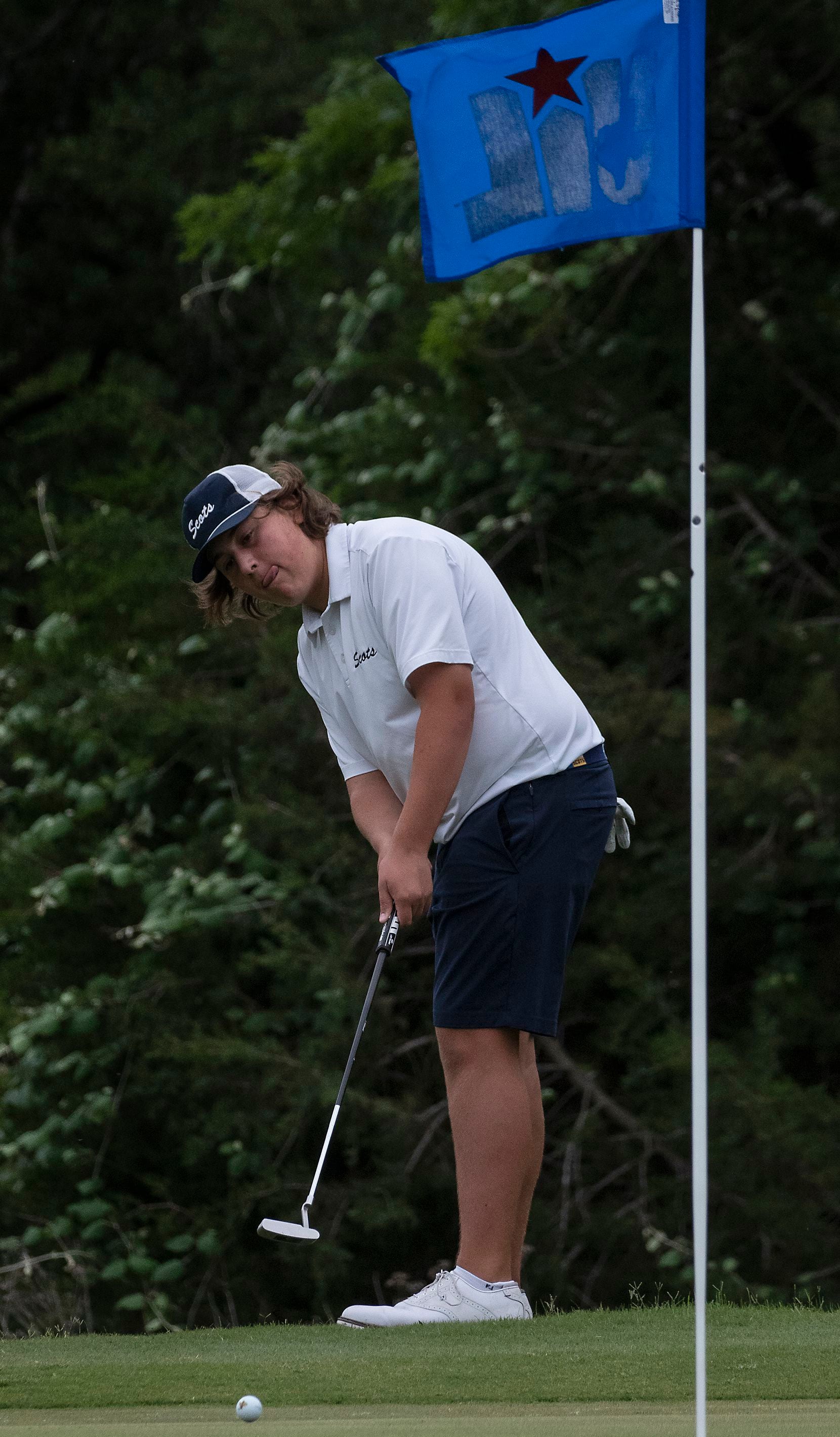 Highland Park Blue Brooks Simmons, chips onto the no.1 green during the final round of UIL...