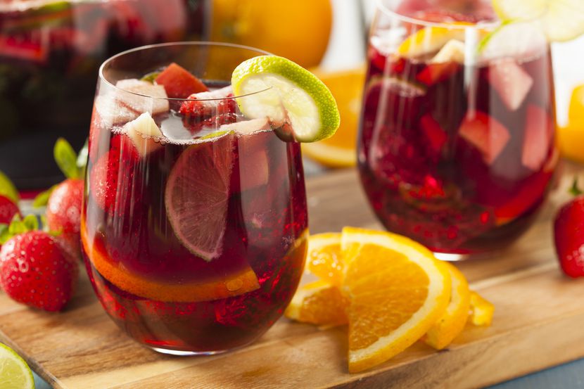 Cada vaso de ponche de frutas puede adornarlo con rebanadas de limón, de naranja o fresas...