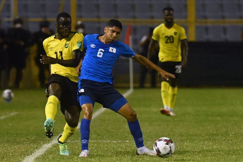 El jugador de la selección de El Salvador, Christian Martínez (der), pelea el balón con el...