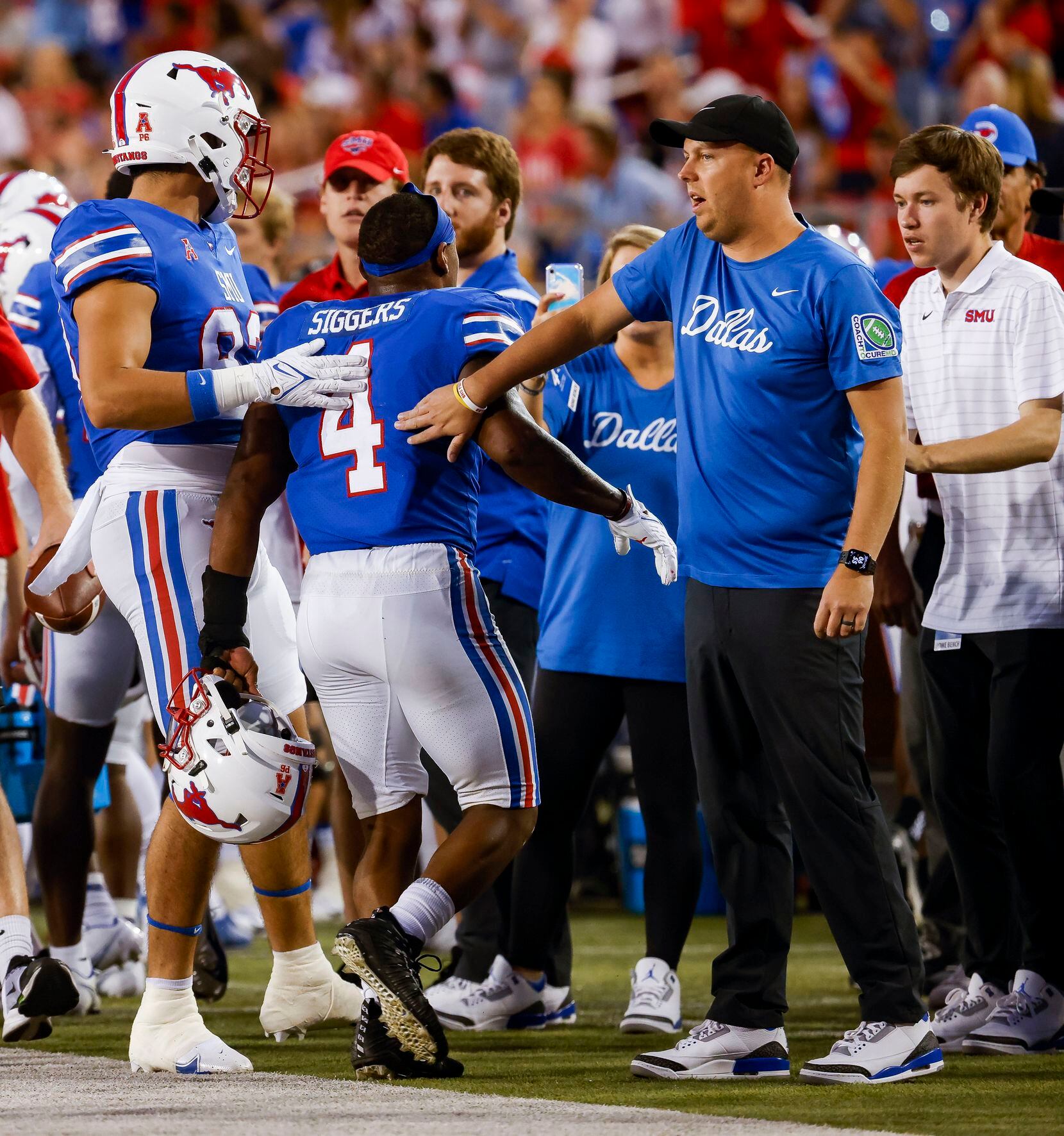 The team celebrates Southern Methodist Mustangs running back Tre Siggers (4) touchdown...