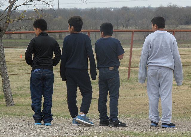 Niños de Guatemala, Honduras y El Salvador que cruzaron la frontera sin sus padres fueron...