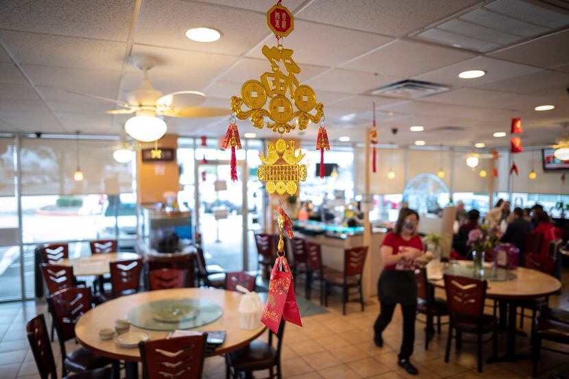 El restaurante Canton Chinese en Richardson tiene sus decoraciones para el Año Nuevo Lunar,...