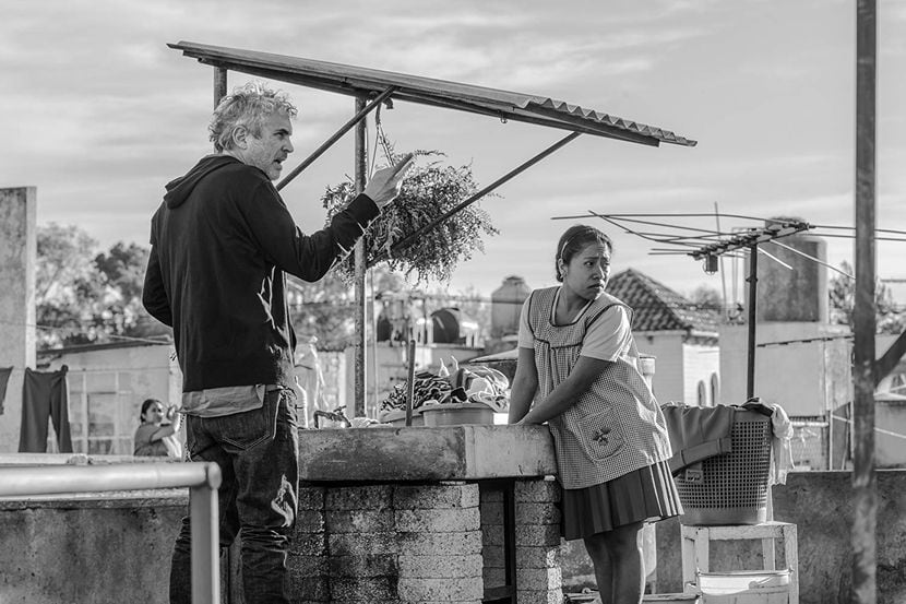 Alfonso Cuarn y la actriz Yalitza Aparicio en la filmación de la película  Roma (2018.) AP
