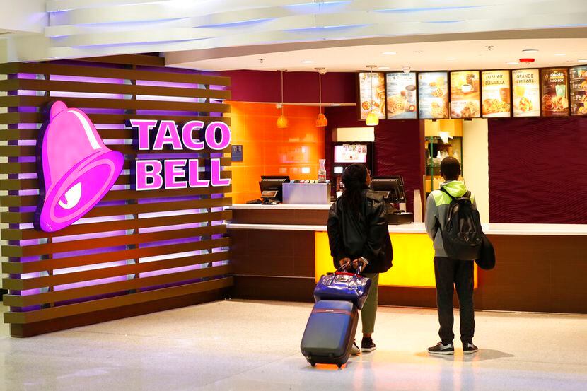 En esta imagen del 19 de abril de 2019, viajantes observan el menú en un restaurante de Taco...