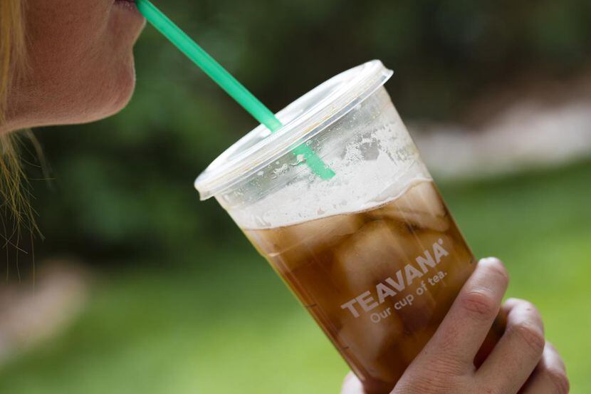 Una mujer toma te helado, una de las bebidas que vende la compañía Starbucks.(GETTY IMAGES)
