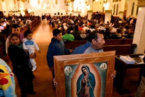 Esteban Pérez lleva consigo una imagen de la Virgen de Guadalupe la Catedral Santuario de...