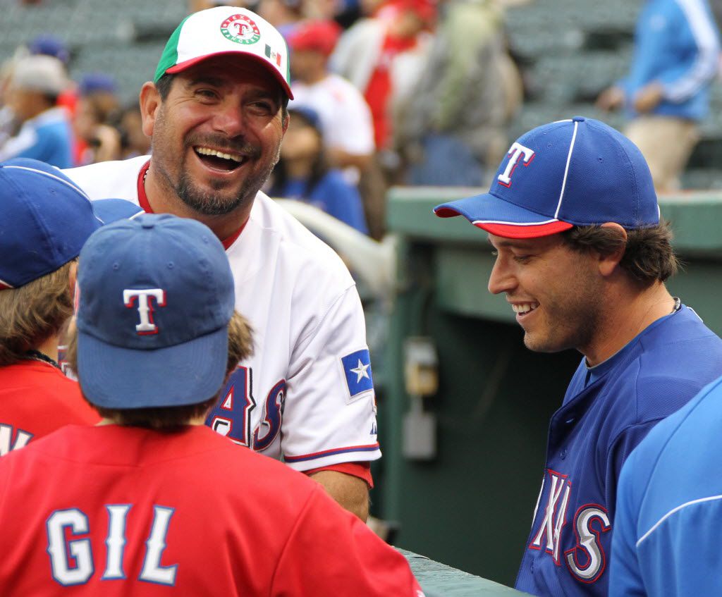 Former Rangers SS Benji Gil visits with Texas 2B Ian Kinsler before the Texas Rangers vs....