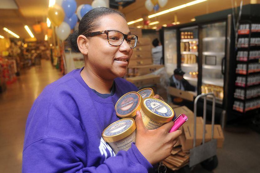 Kaylah An-Dream salió con las manos llenas de helados Blue Bell de un supermercado Kroger en...