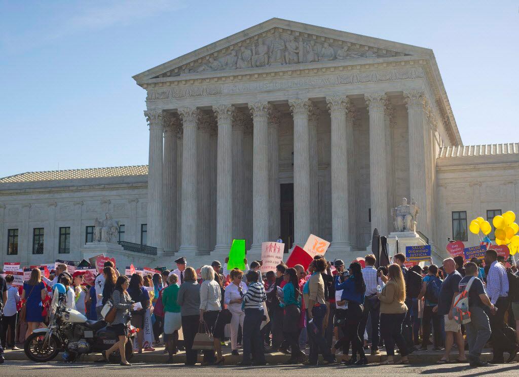 Manifestantes piden a la Corte Suprema de Estados Unidos detener las deportaciones de...