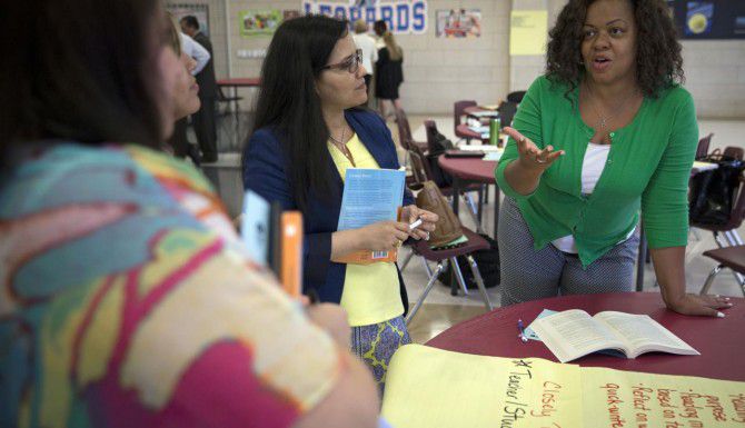 Nikki Hudson (derecha) habla con otras de las nuevas directoras del DISD durante un...