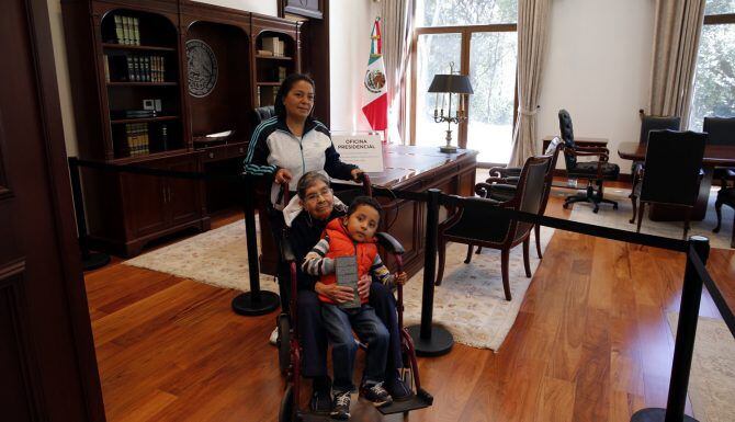 
				Ciudadanos acudieron a visitar la residencial de Los Pinos, el 1 de diciembre. AGENCIA...