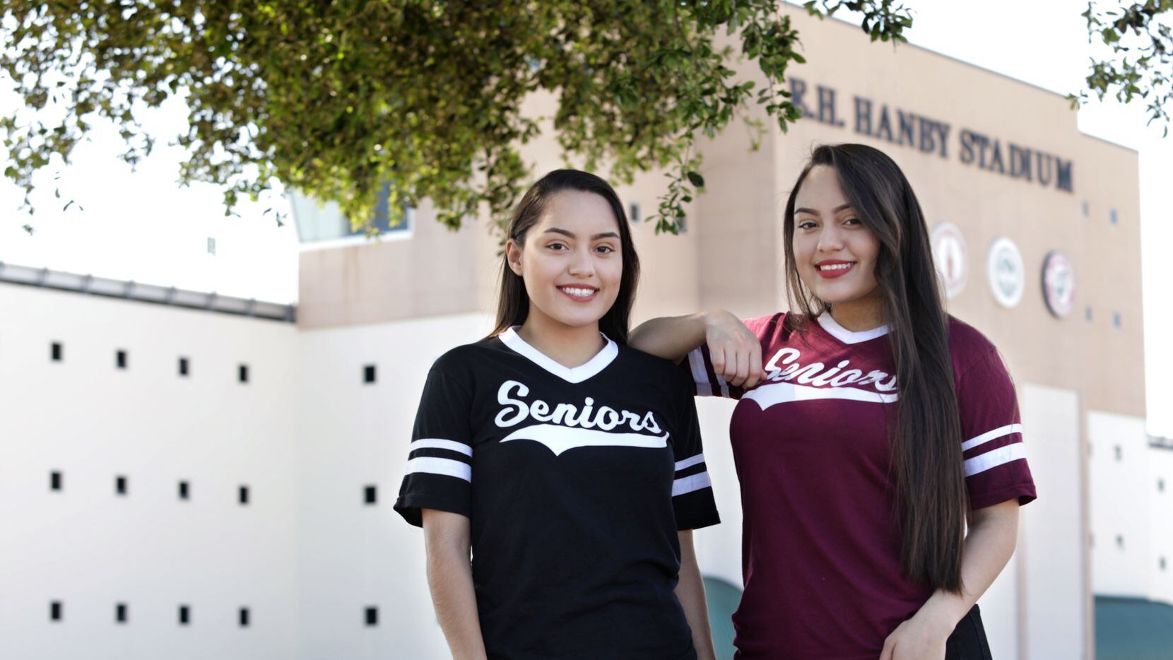 La gemelas Karen Judith (izq.) y Karen Janette Briseño fueron las dos mejores graduadas de...