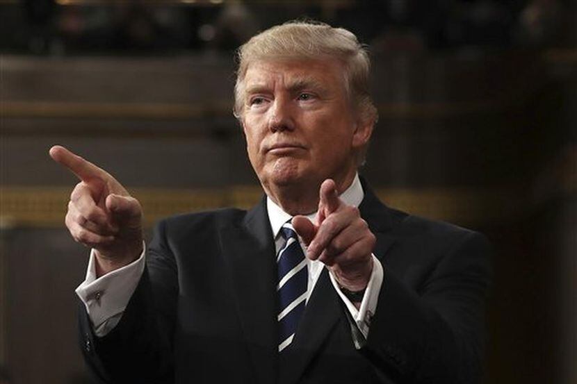 El presidente Donald Trump tras pronunciar su discurso ante el Congreso en Washington el 28...