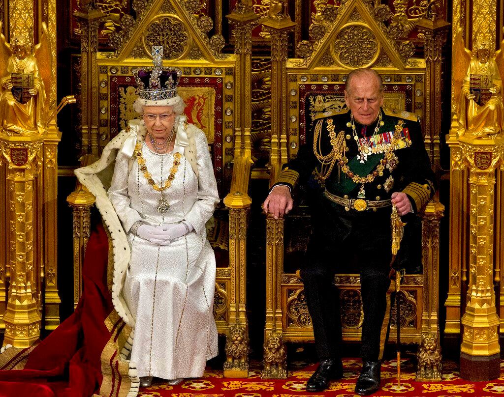 En esta foto del 9 de mayo de 2012, la reina Isabel II de Gran Bretaña y el príncipe Felipe...