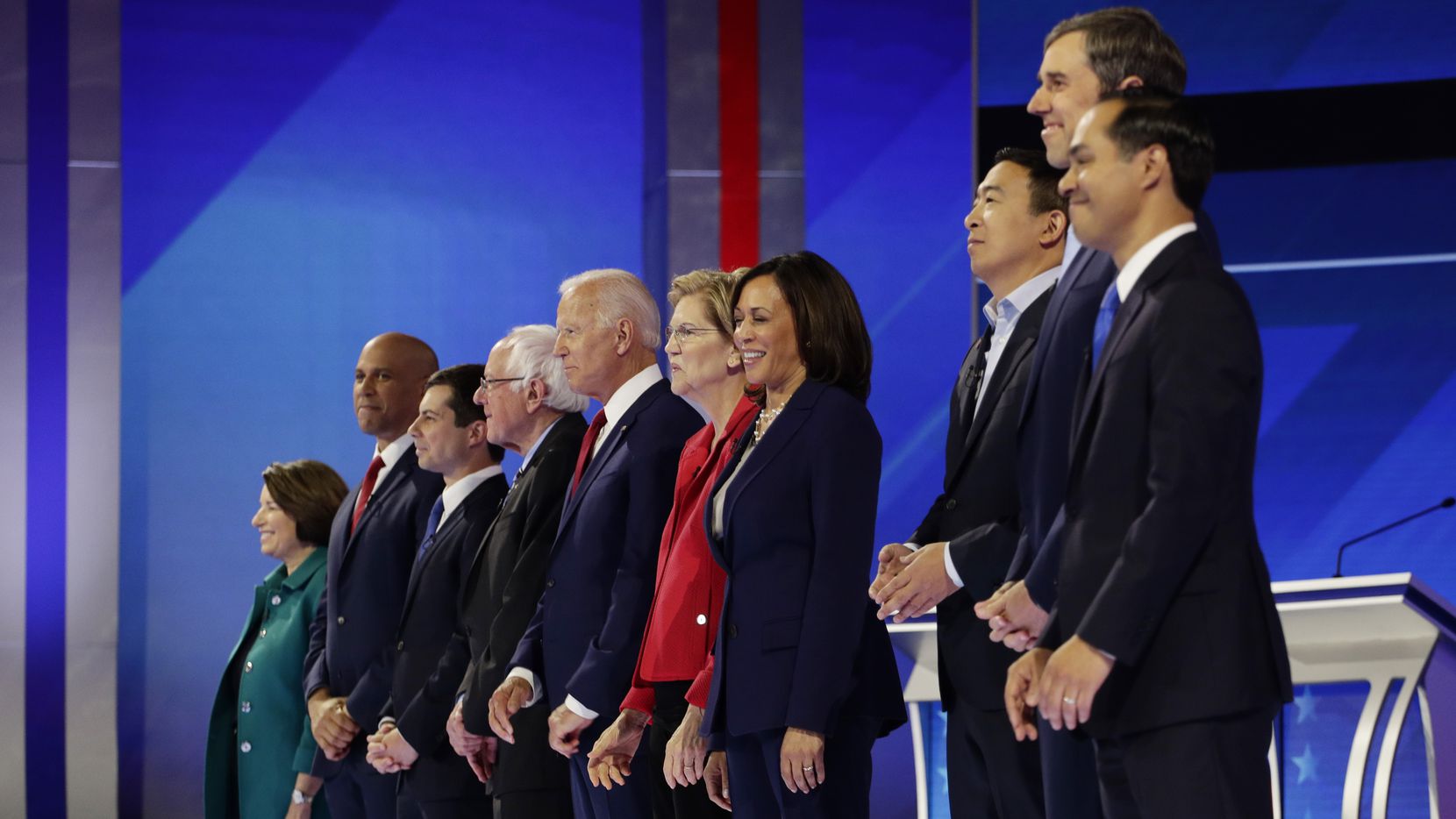 Los candidatos demócratas Amy Klobuchar, Cory Booker, Pete Buttigieg, Bernie Sanders, Joe Biden. Elizabeth Warren, Kamala Harris, Andrew Yang, Beto O'Rourke y Julian Castro.