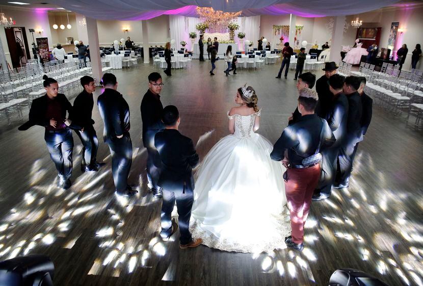 Una quinceañera y varios cadetes bailan durante Las Lomas Quinceañera & Wedding Expo del...