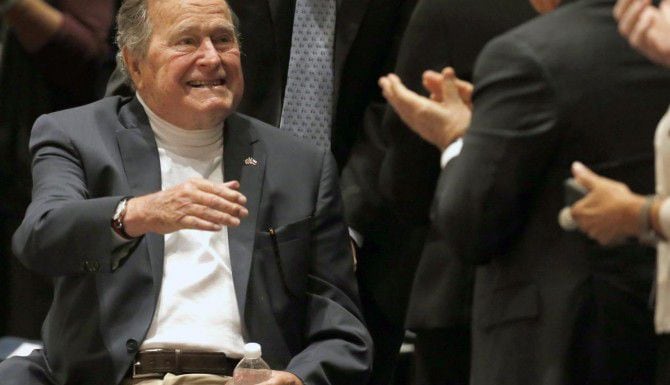 El ex presidente estadounidense George H.W. Bush se recupera de una caída que sufrió esta...