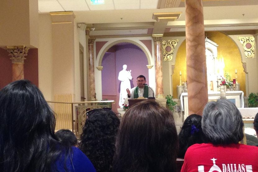 El padre Heriberto de León celebra una misa en Filadelfia.(KARINA RAMÍREZ/AL DÍA)
