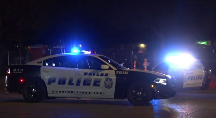 Una patrulla de la policía de Dallas acude a la escena de un accidente en Polk Street, en el...