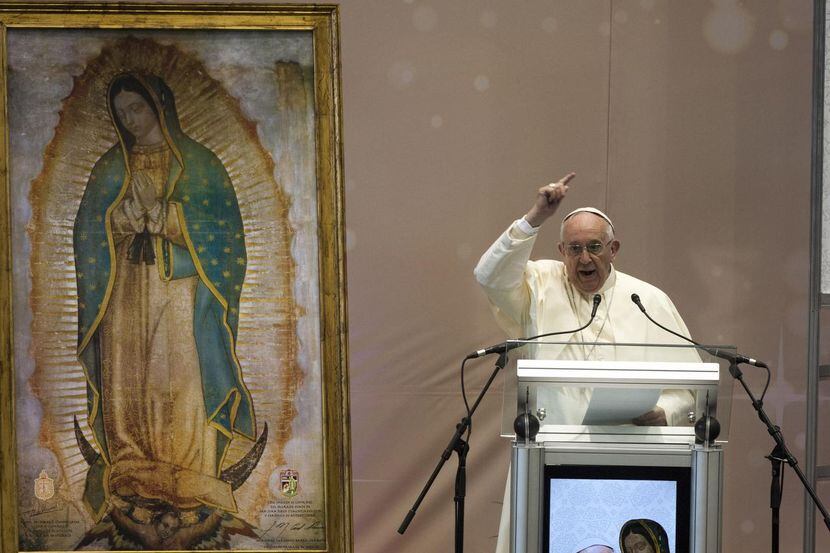 El Papa Francisco saluda a la audiencia en el Colegio de Bachilleres en Ciudad Juárez, el 17...
