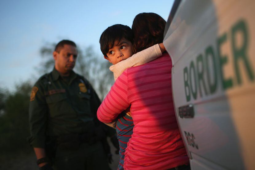 Una mujer salvadoreña y su hijo de 1 año cruzaron la frontera de México hacia Estados Unidos...