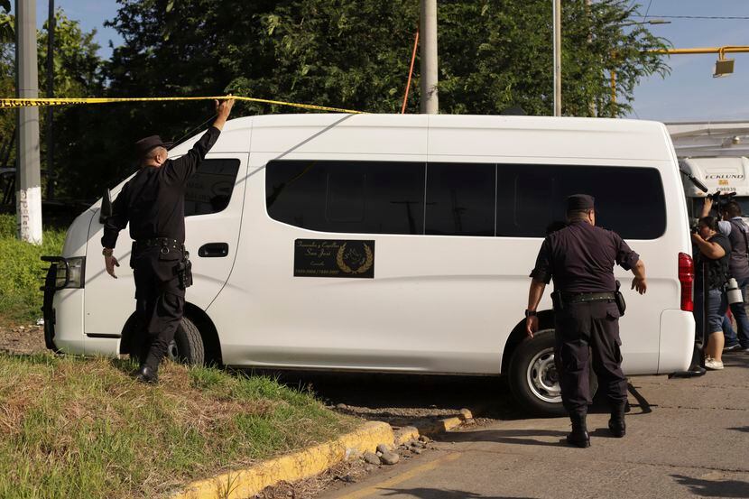 Un vehículo funeral transportó los cuerpos de Óscar Alberto Martínez Ramírez de 25 años y su...