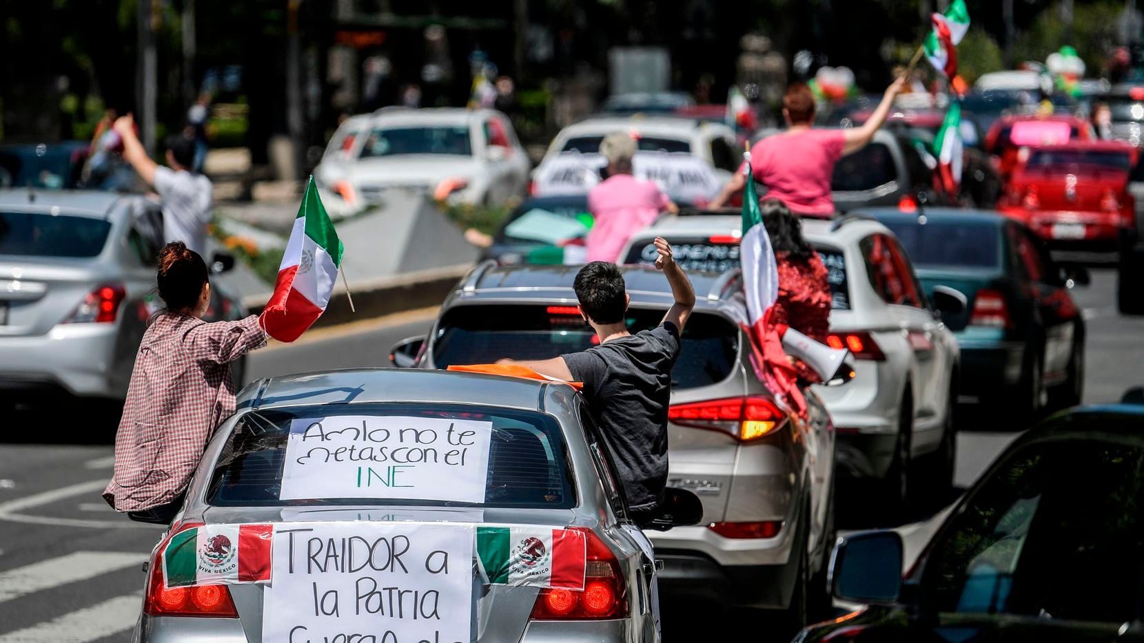 Un grupo de vehículos participa de una caravana en protesta en contra del gobierno de Andrés Manuel López Obrador en la Ciudad de México.