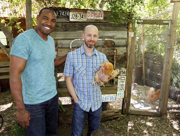 Darren Woodson y Jeremy Roberts sonríen en frente del gallinero del patio de la mamá de...