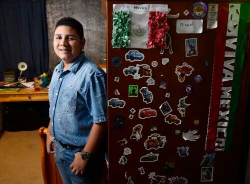 Misael Rico, Jr. de 13 años en su habitación en su casa en Irving. Después de ser...