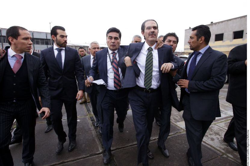 El exgobernador de Sonora, Guillermo Padrés (centro), afirmó que se presentará ante un juez....