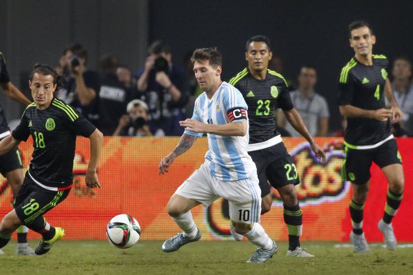 El mediocampista de la selección de Argentina, Lionel Messi (10), conduce el balón entre...