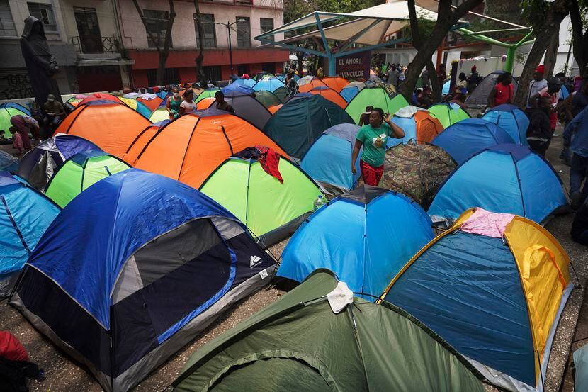 Migrantes haitianos acampan fuera de la Plaza Giordano Bruno, el 18 de mayo de 2023, en...