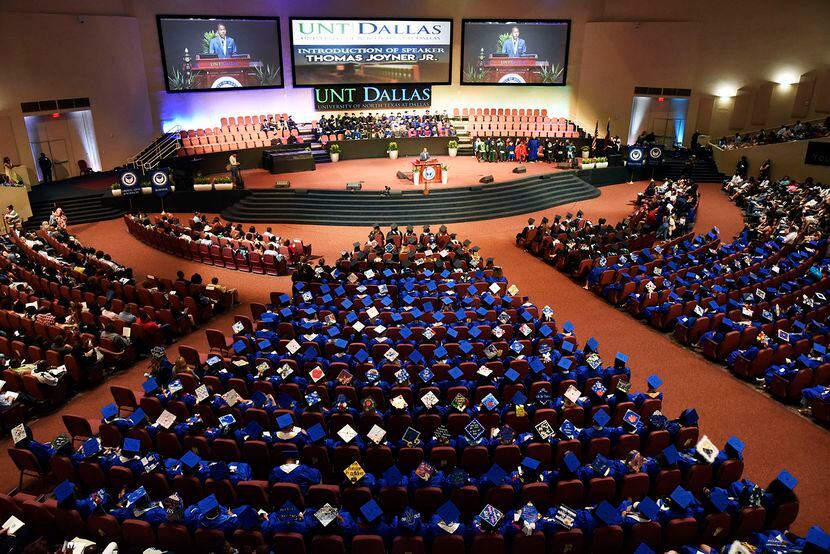 La ceremonia de graduación de UNT-Dallas se llevó a cabo el viernes en el auditorio de la...