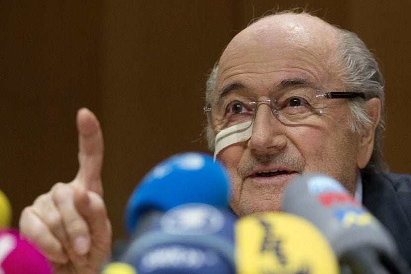 El ex presidente de FIFA Sepp Blatter contesta preguntas durante una conferencia de prensa...