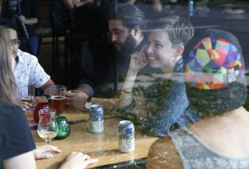 Diana Downward, 26 años, junto a sus amigos en un bar de Denver. El voto de los millenials...