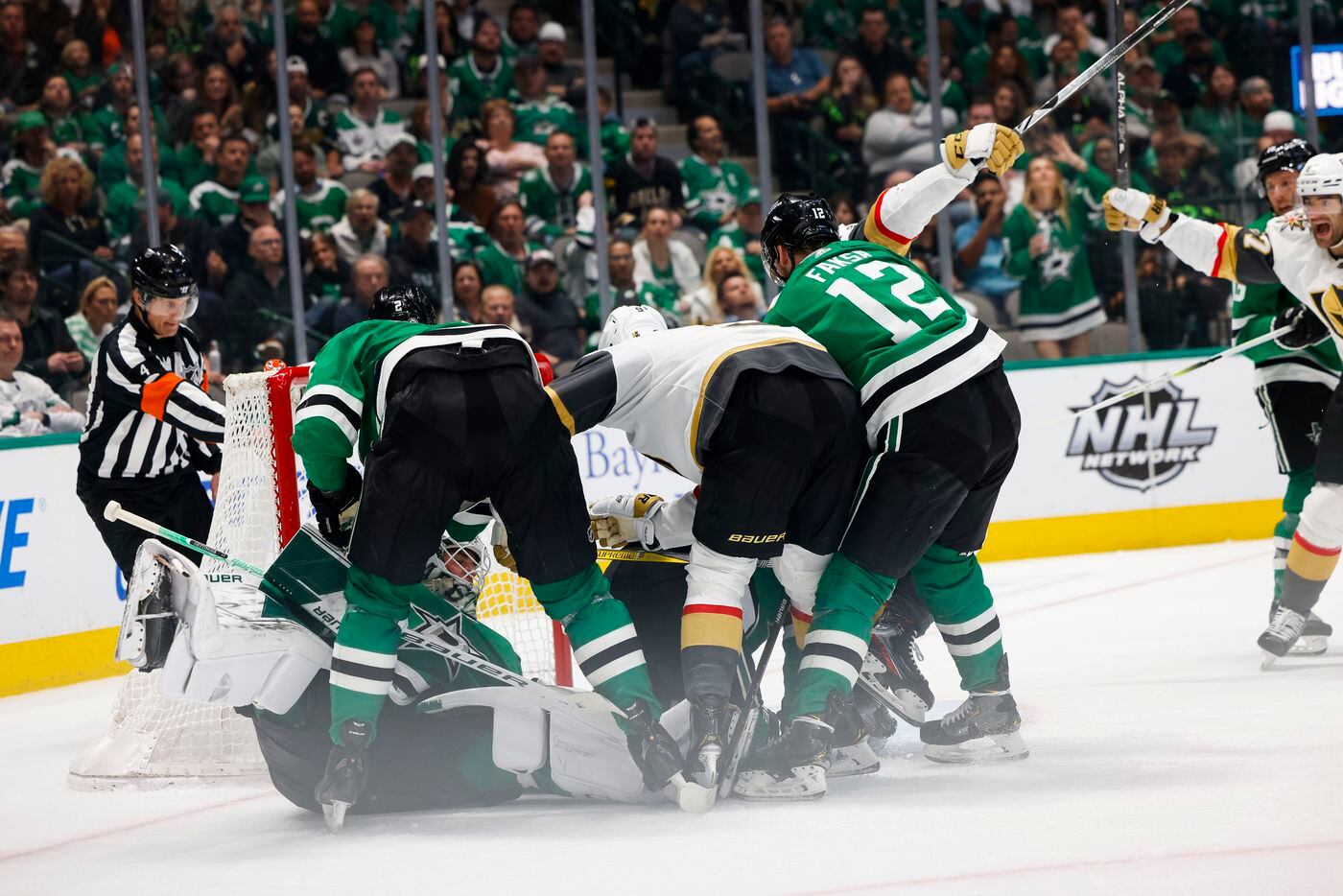 Dallas Stars goaltender Jake Oettinger (29) fails to stop a power play goal by Chandler...