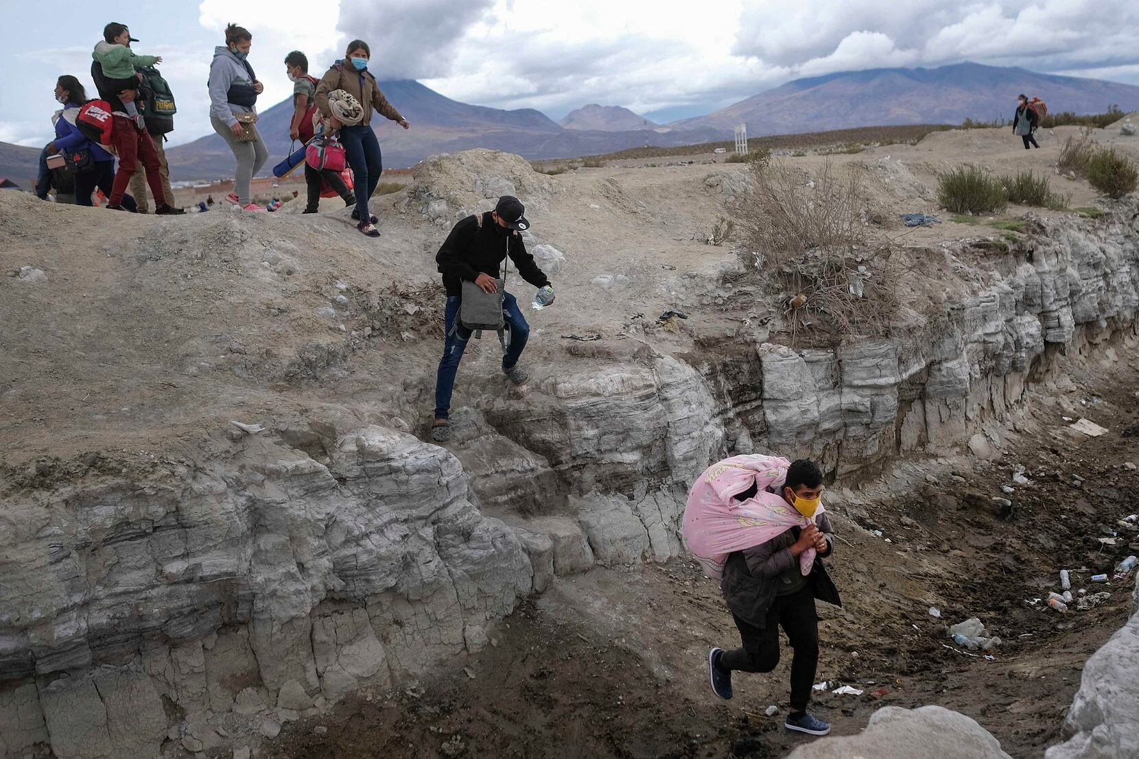 Migrantes venezolanos ingresan a pie a Colchane (Chile) desde Bolivia el 9 de diciembre del...