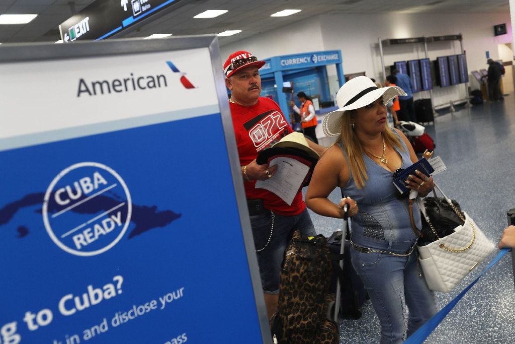Juan Pérez y Marlini Gallan se registran en un vuelo de American Airlines hacia Cuba. La...